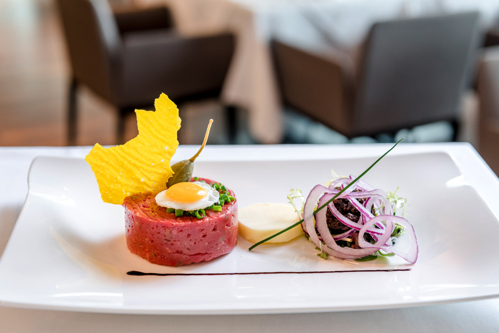 Beef Tatar vom Weiderind IMLAUER HOTEL PITTER Sky Restaurant Bar Salzburg